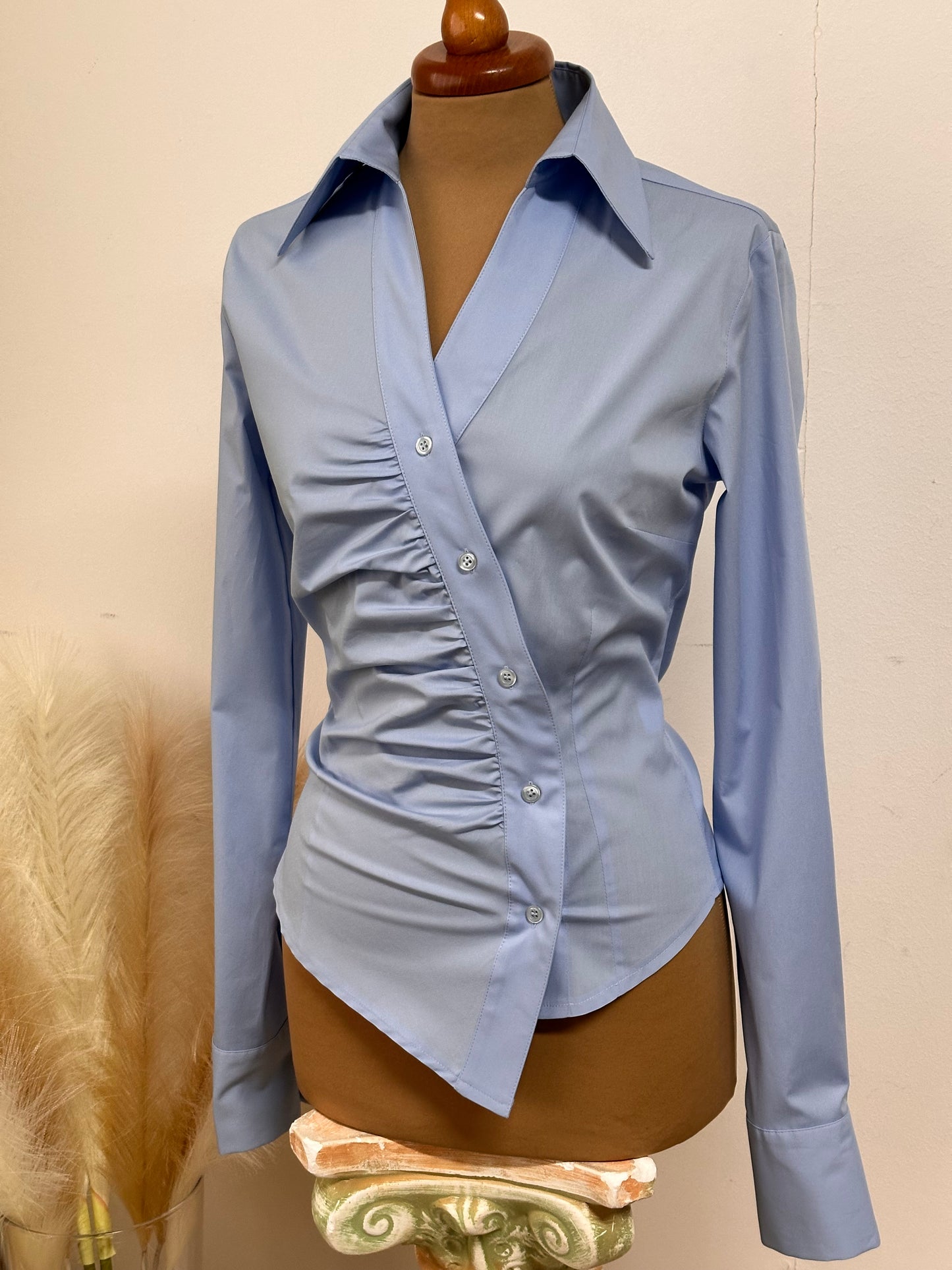 Camicia asimmetrica azzurro pastello