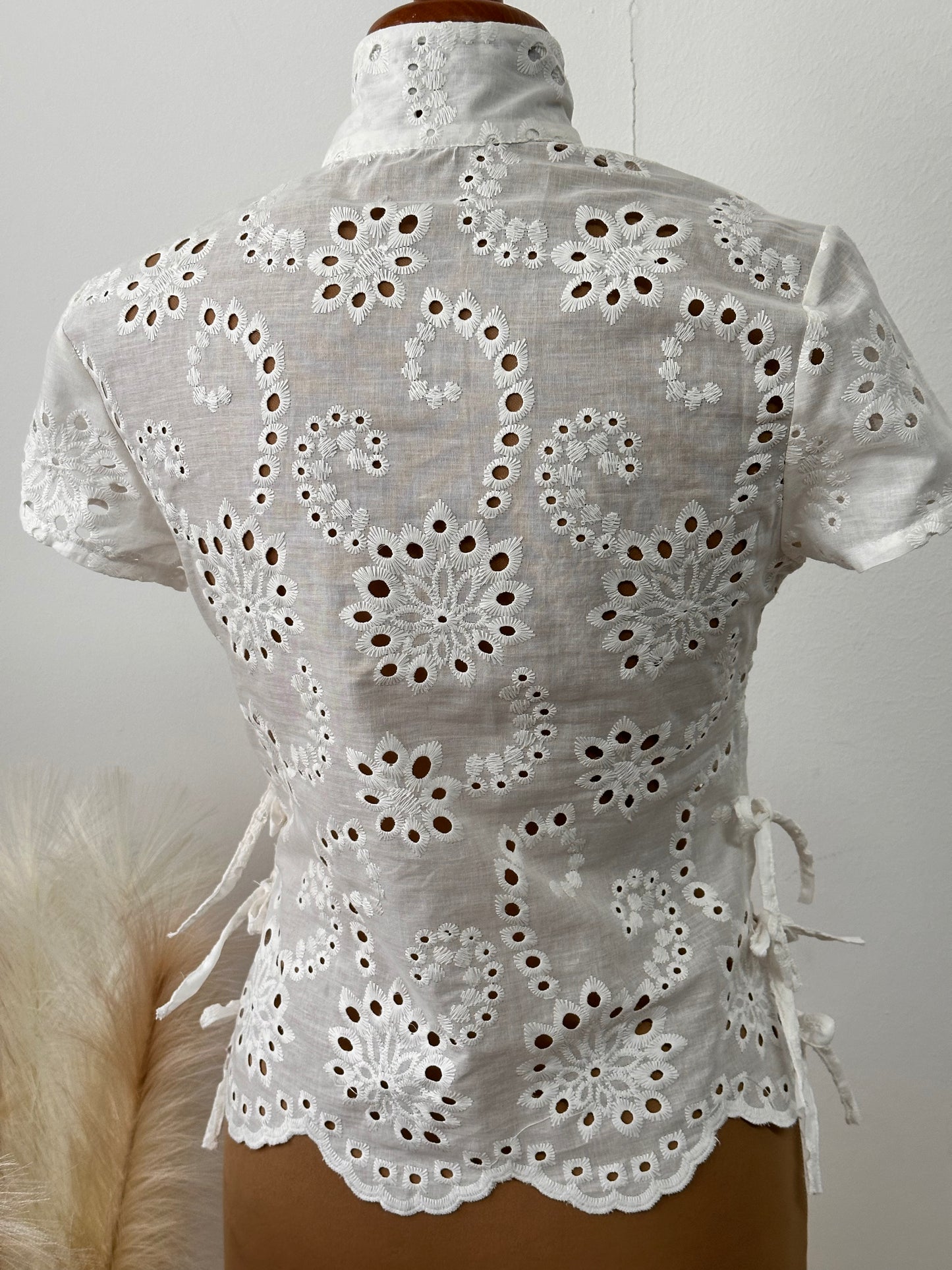 Camicia smanicata in pizzo Sangallo cut-off