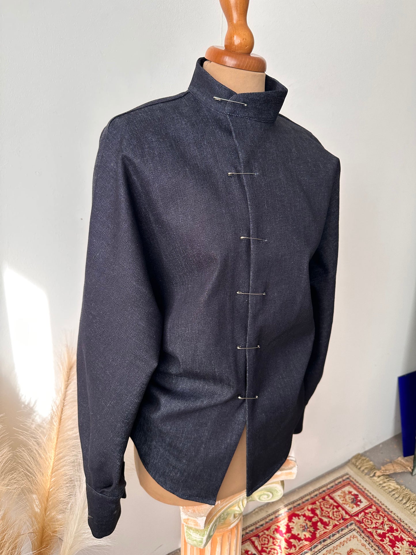 Camicia in denim con spille (Chōwa dark denim)