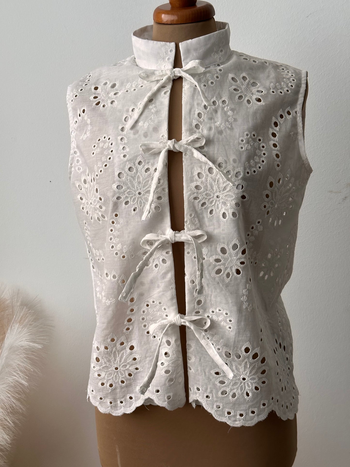 Camicia smanicata in pizzo Sangallo