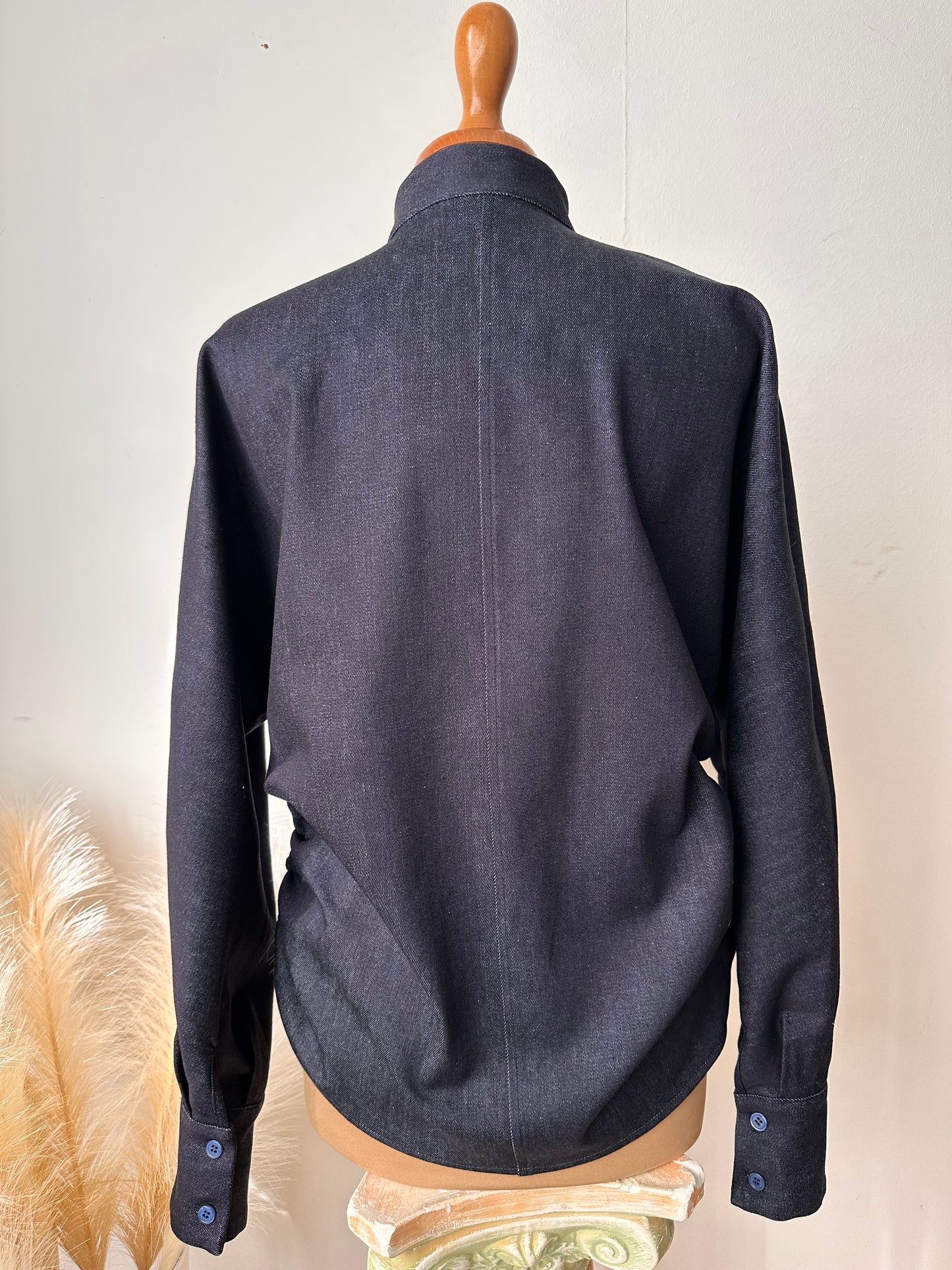 Camicia in denim con spille (Chōwa dark denim)