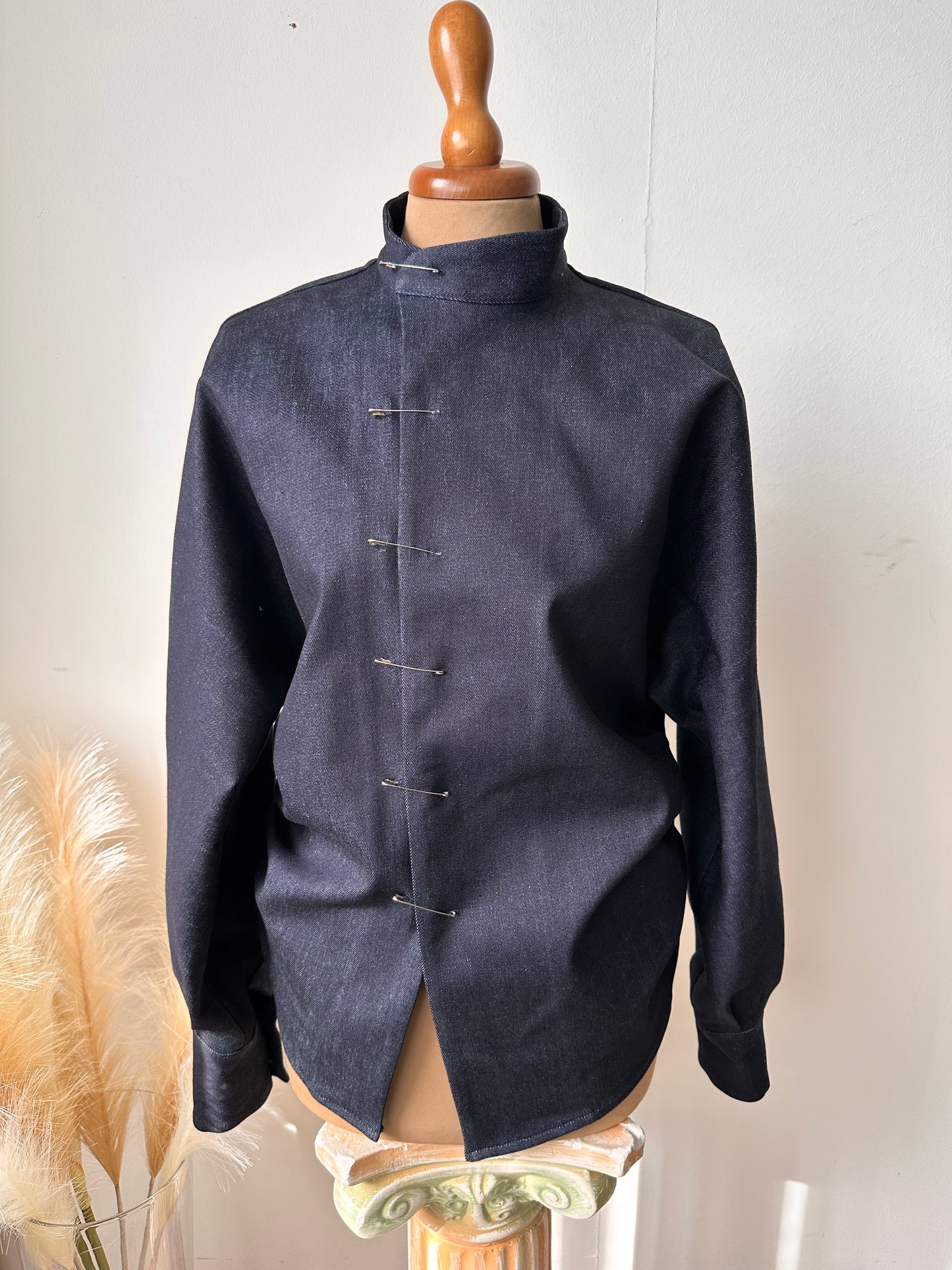 Camicia in denim con spille (Chōwa dark denim)