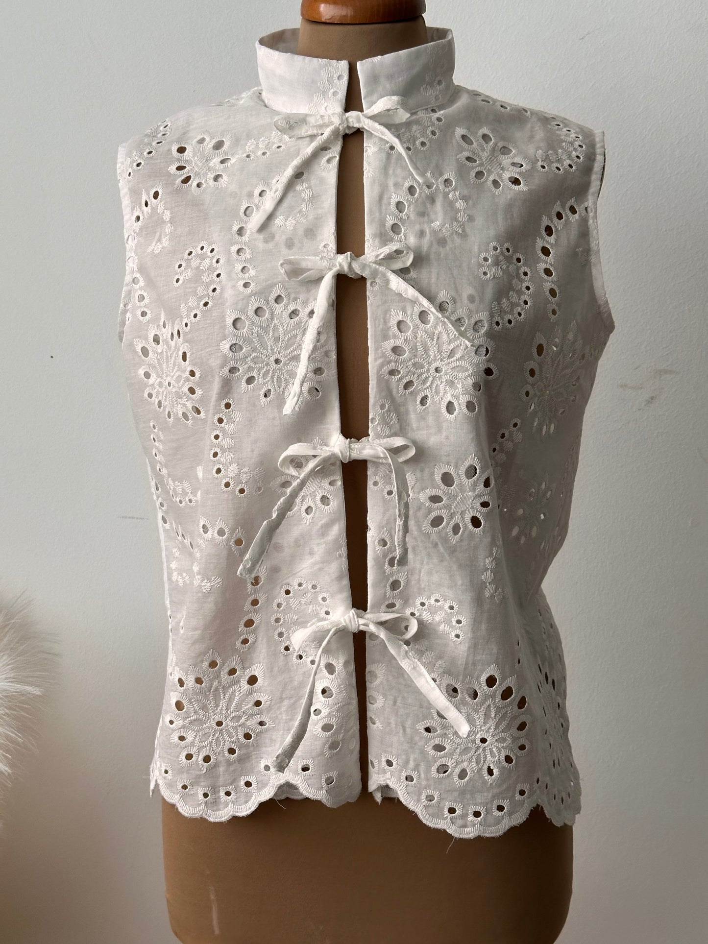 Camicia smanicata in pizzo Sangallo