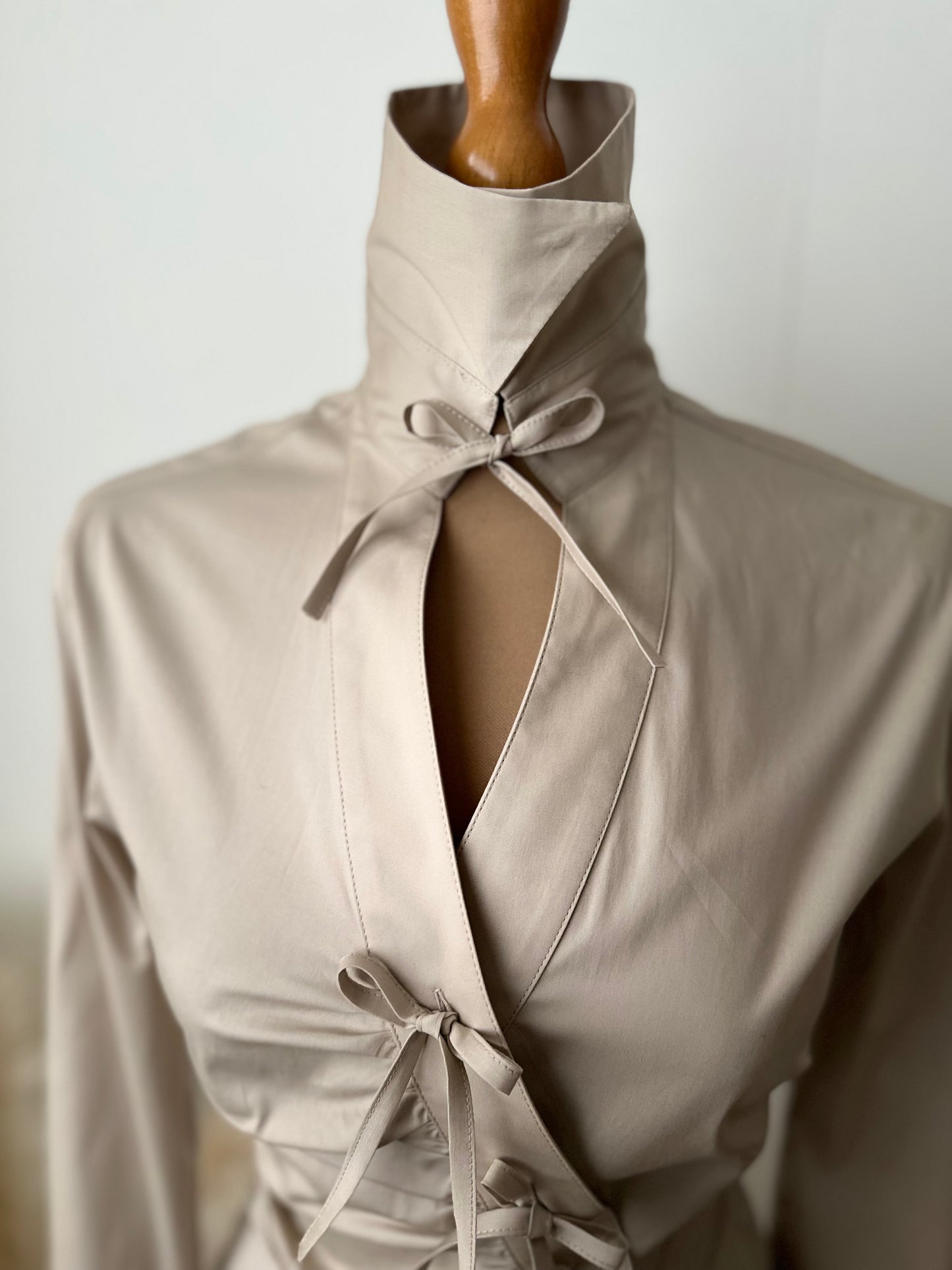 Camicia beige fiocchetto (fencingstyle)