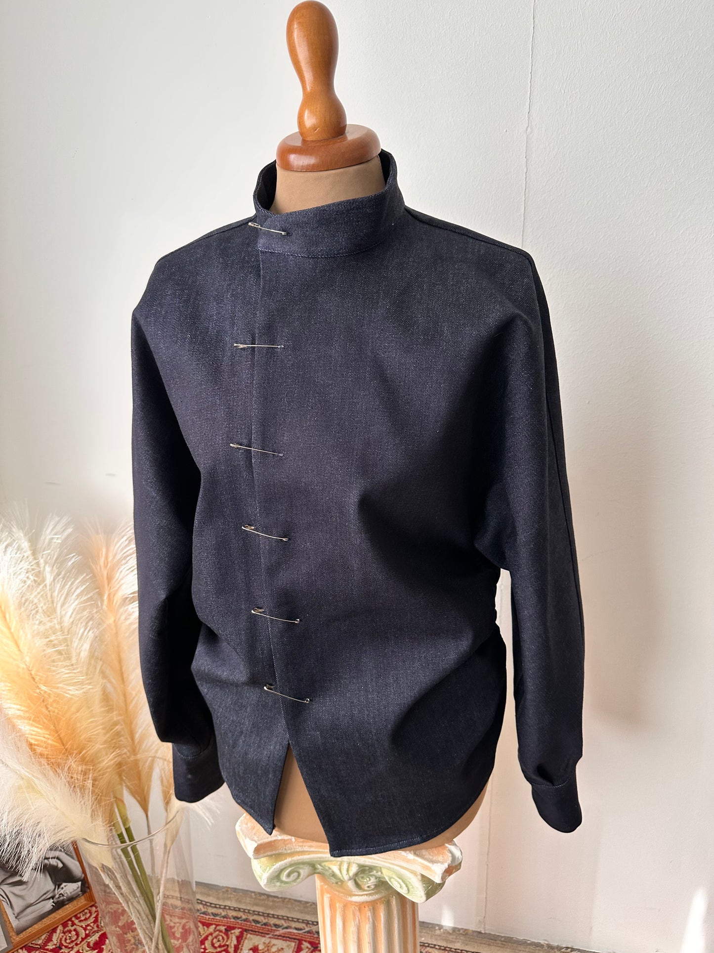 Camicia in denim con spille (Chōwa dark denim)