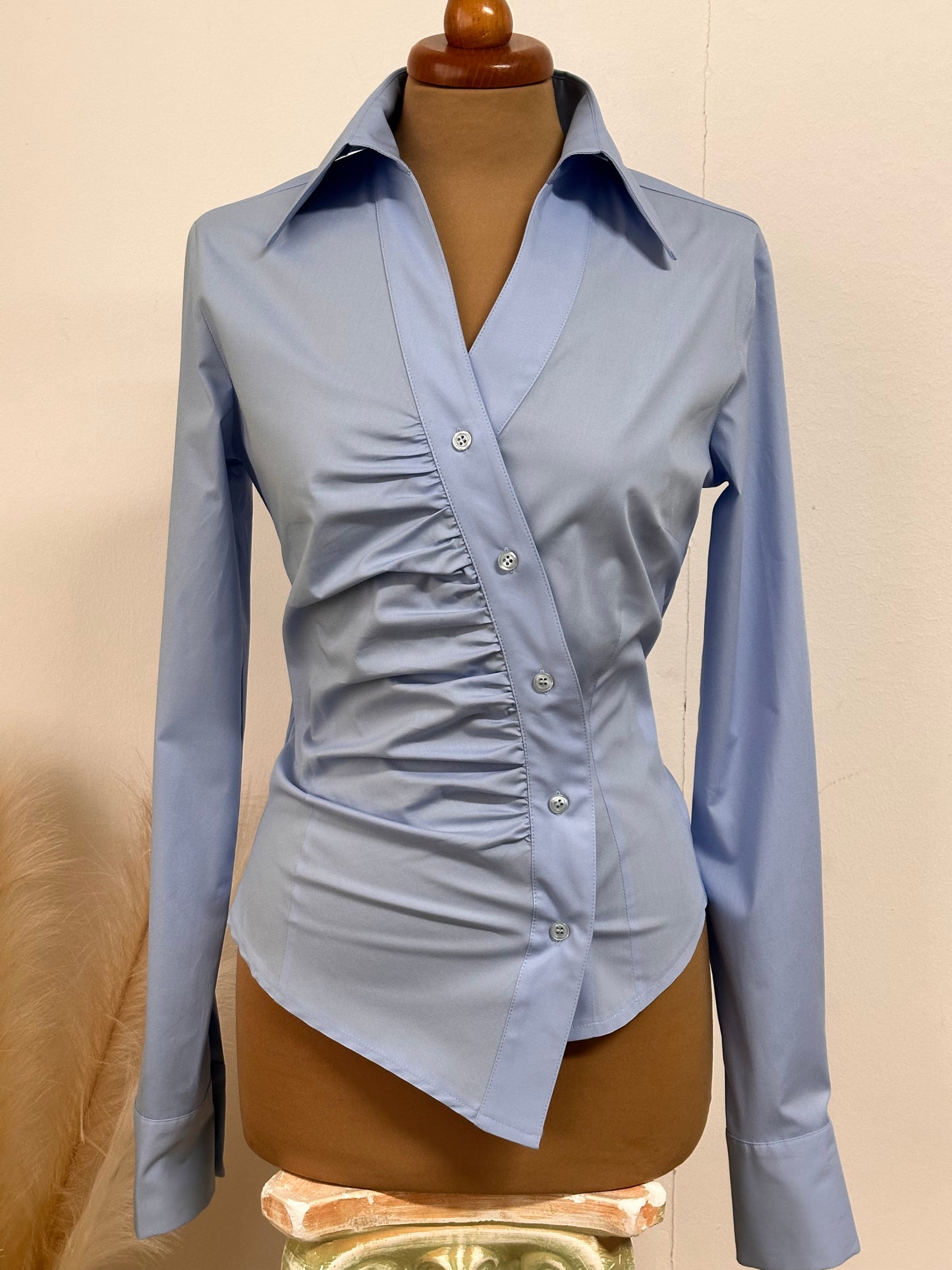 Camicia asimmetrica azzurro pastello