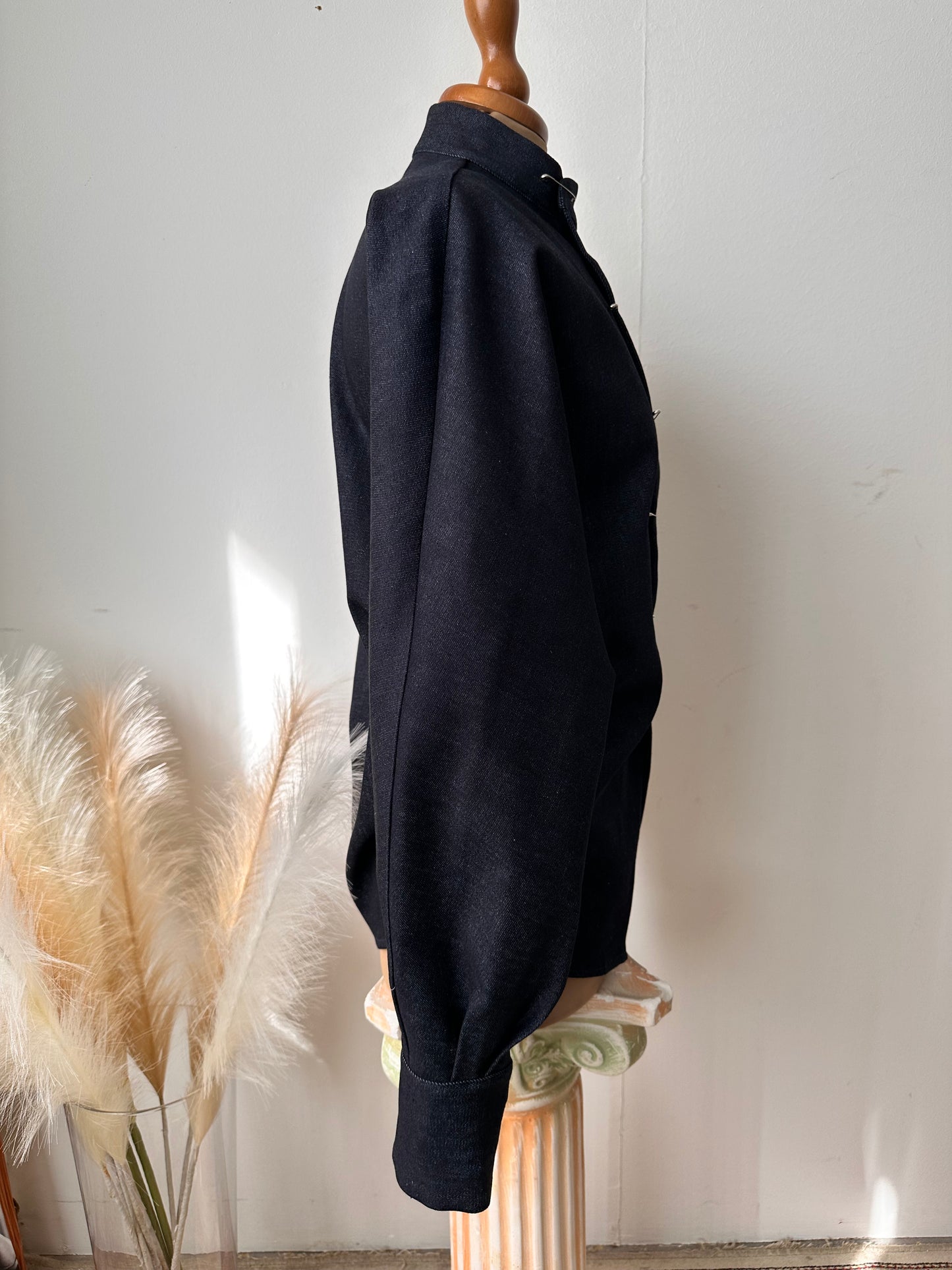 Camicia in denim con spille (Chōwa dark denim)