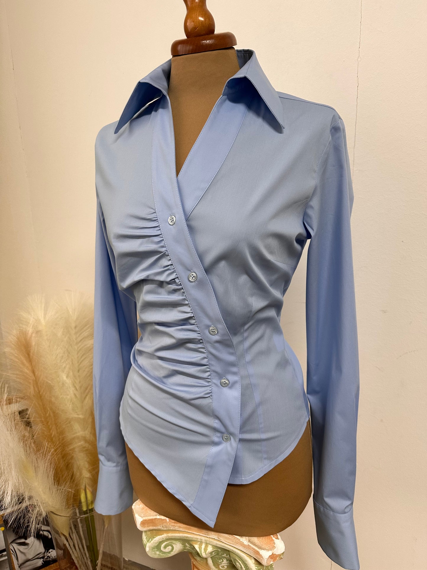 Camicia asimmetrica azzurro pastello