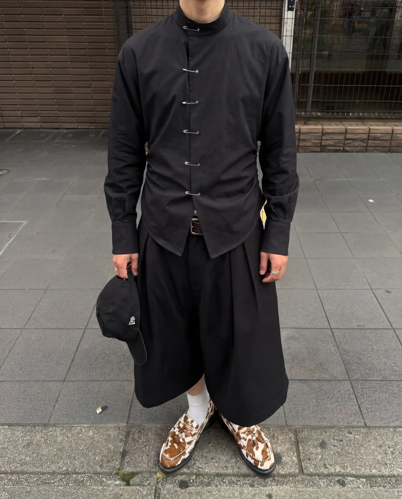 Camicia nera con spille (Chōwa)