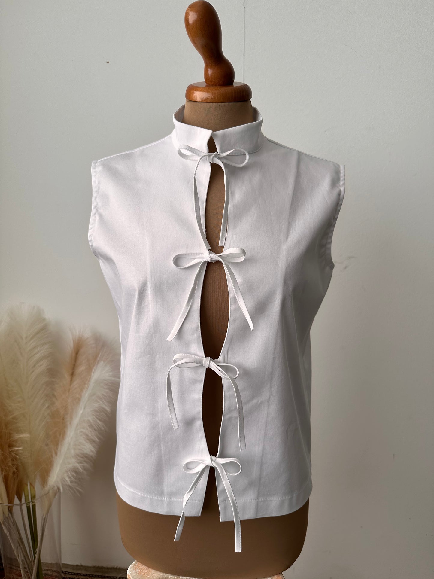 Camicia smanicata a onde