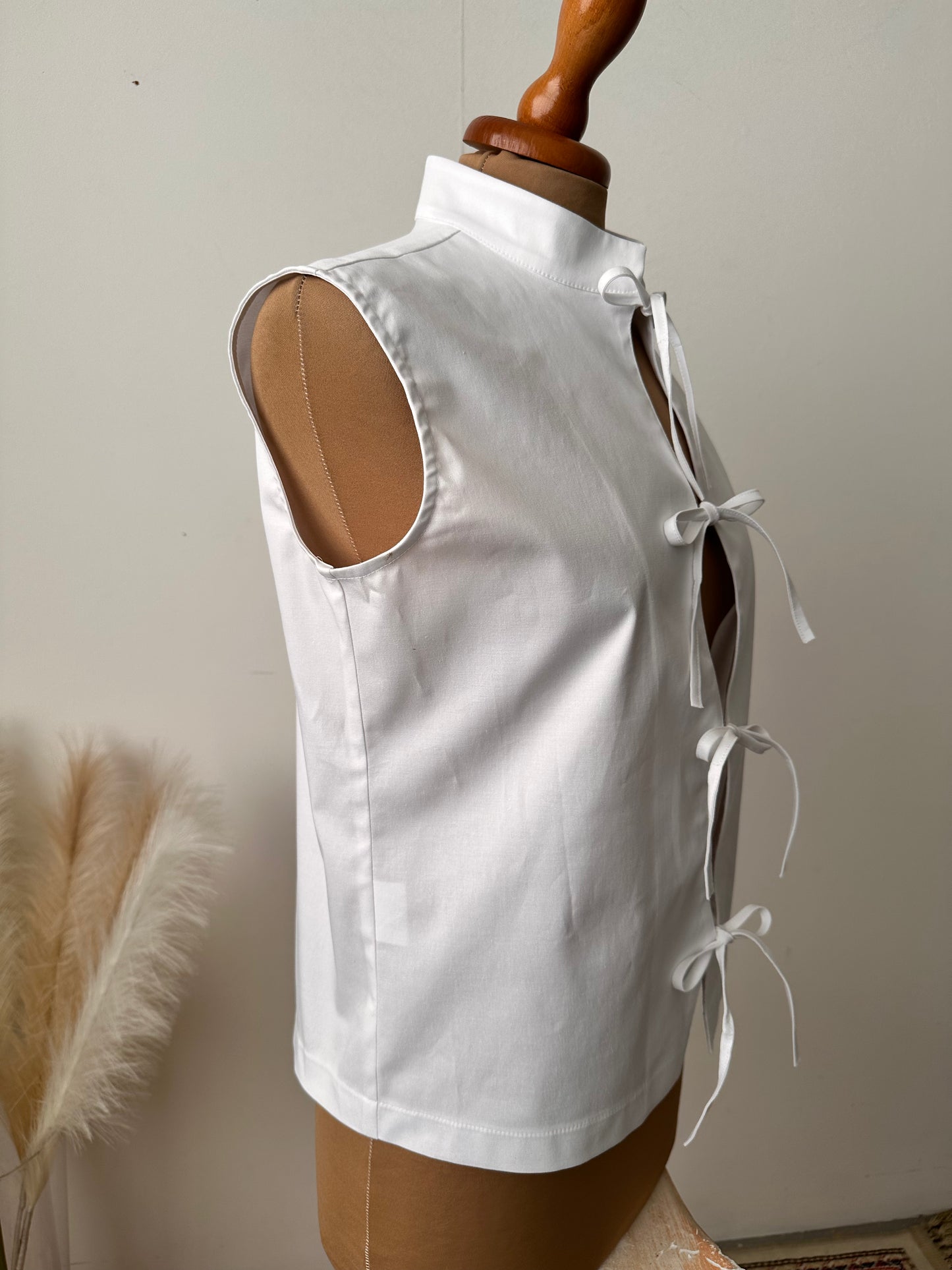 Camicia smanicata a onde