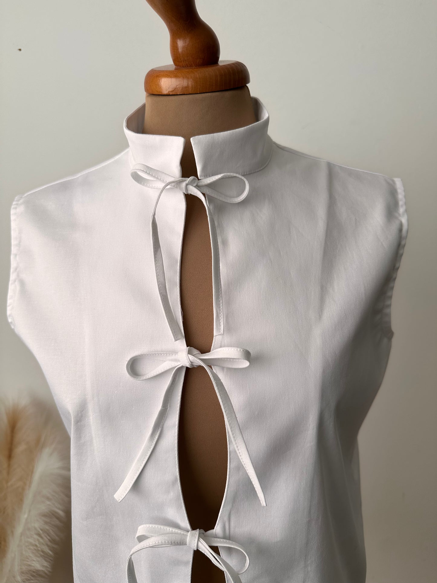 Camicia smanicata a onde