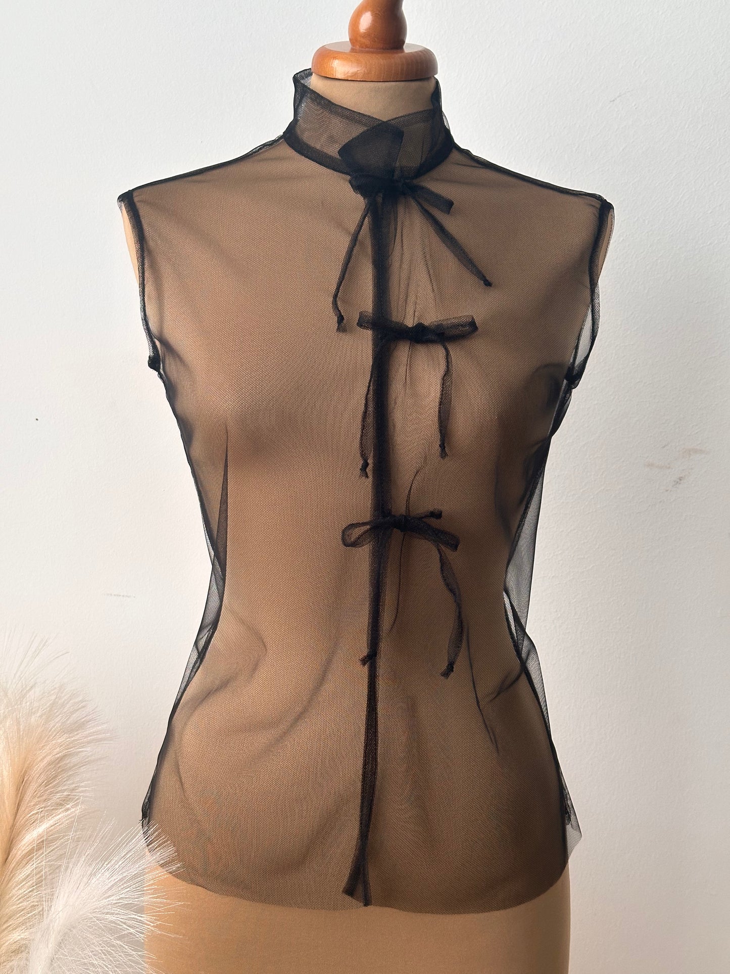 Top smanicato in tulle (ombra)