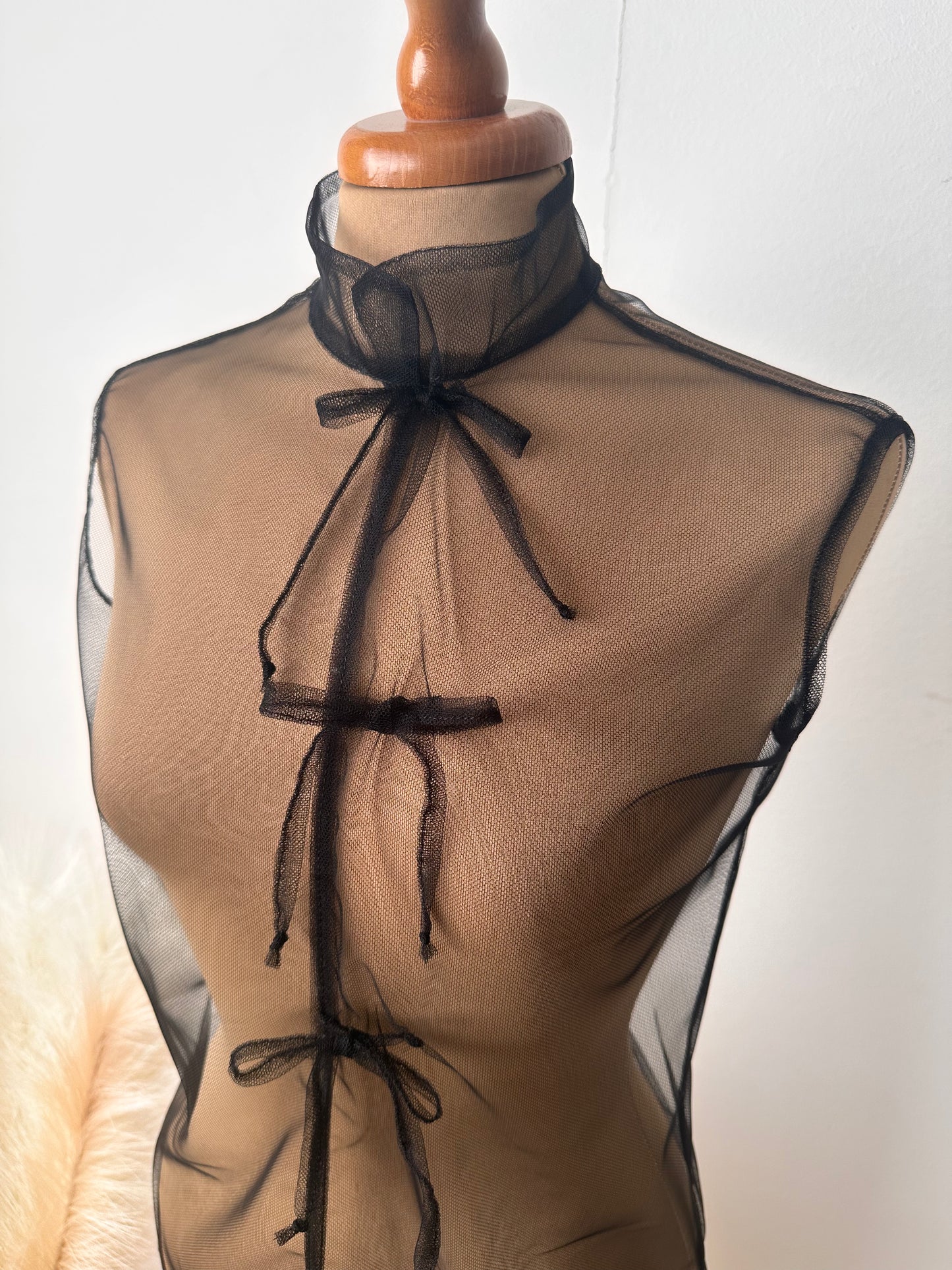 Top smanicato in tulle (ombra)