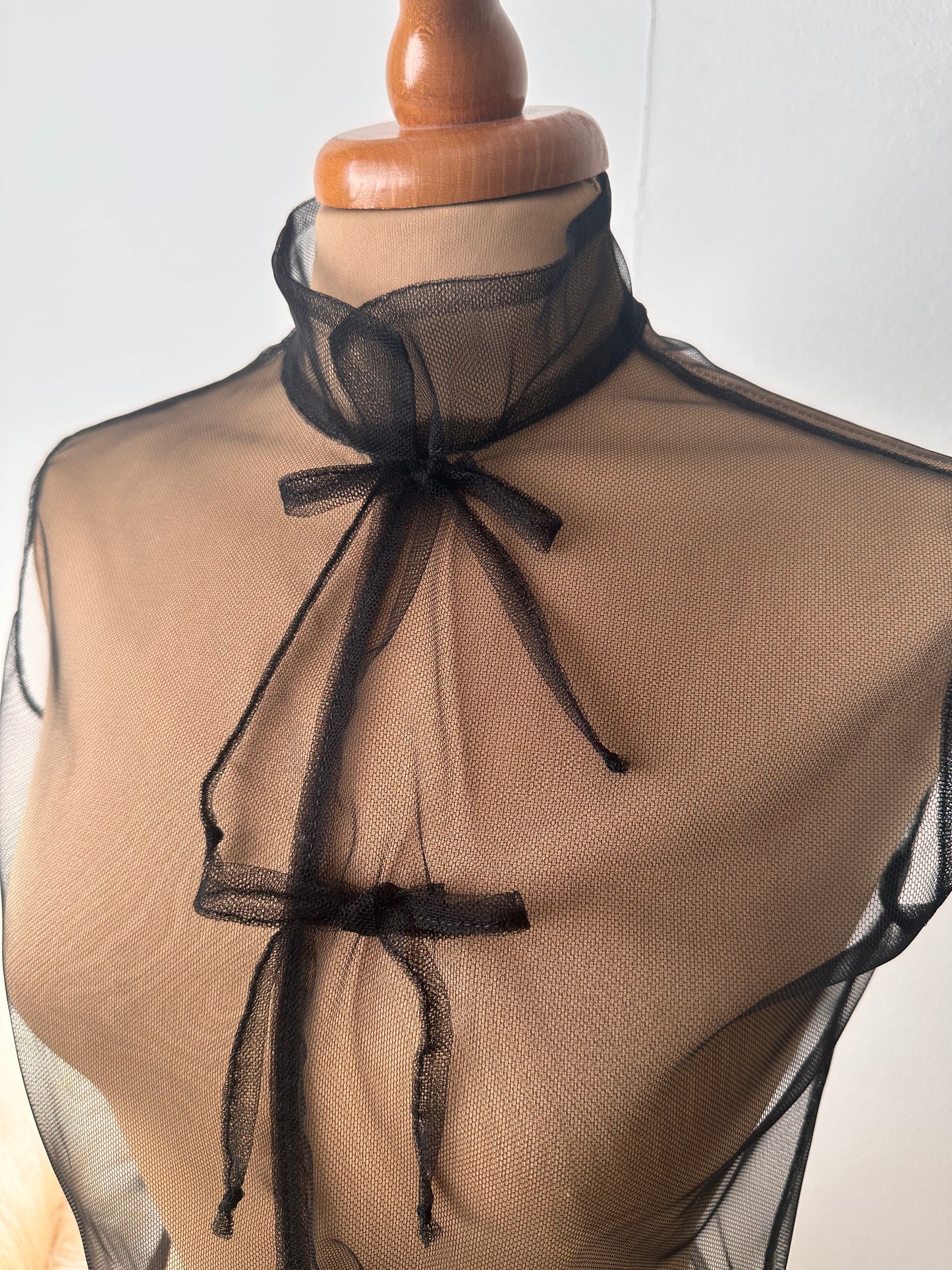 Top smanicato in tulle (ombra)