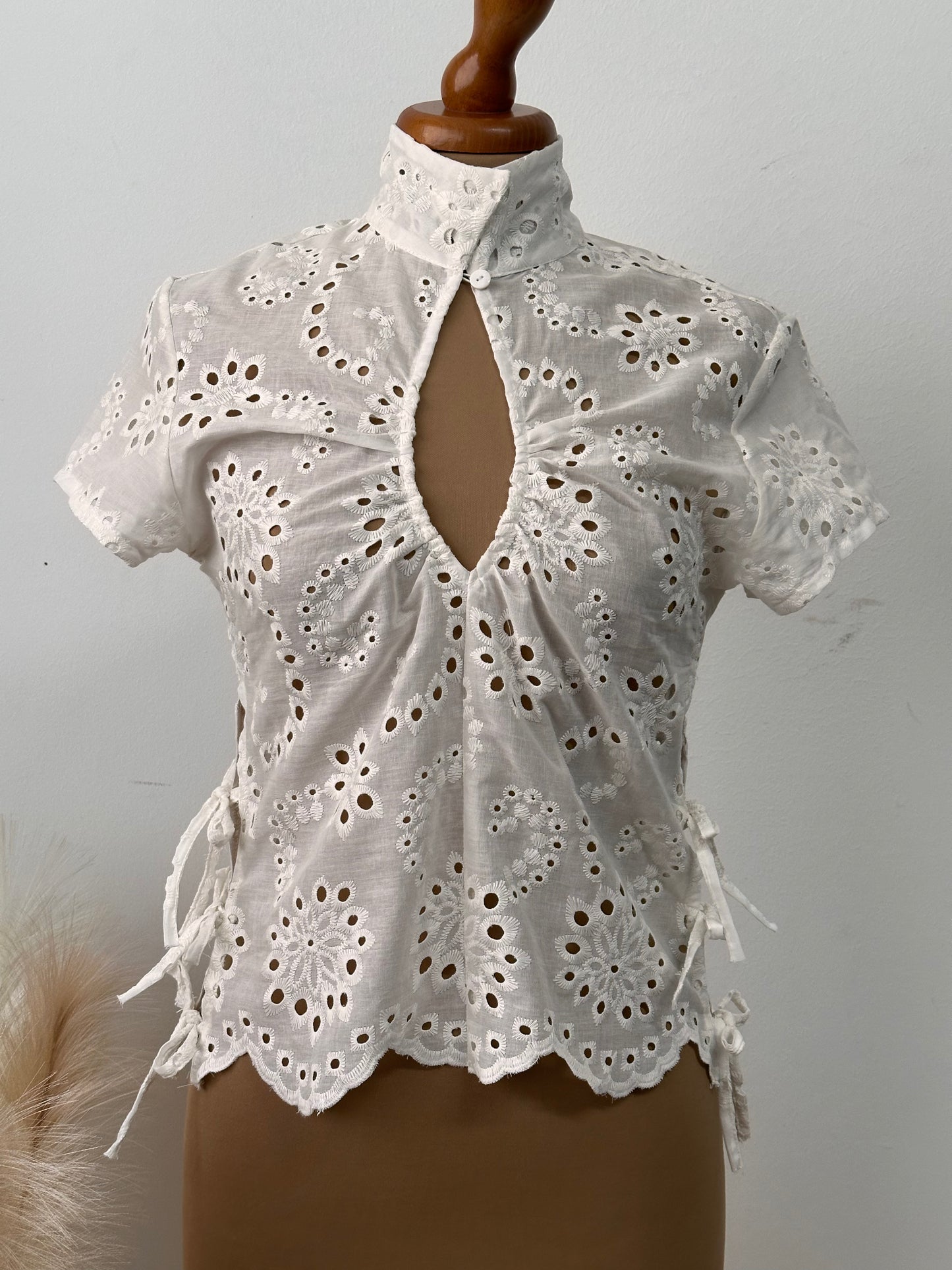 Camicia smanicata in pizzo Sangallo cut-off