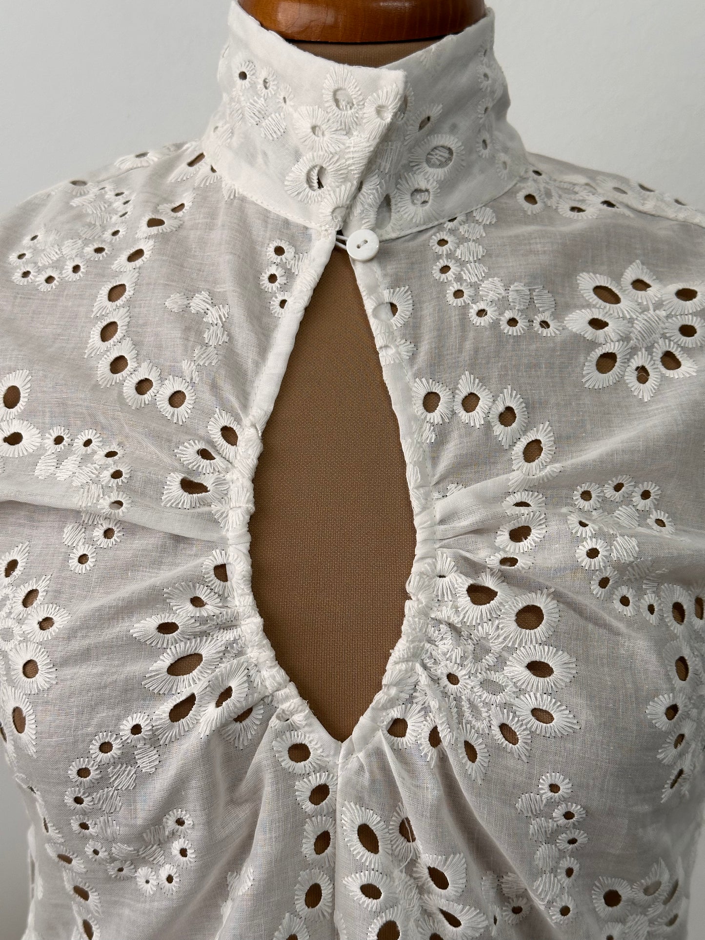 Camicia smanicata in pizzo Sangallo cut-off