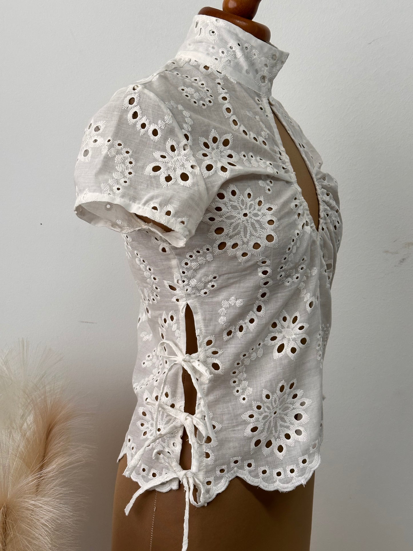 Camicia smanicata in pizzo Sangallo cut-off
