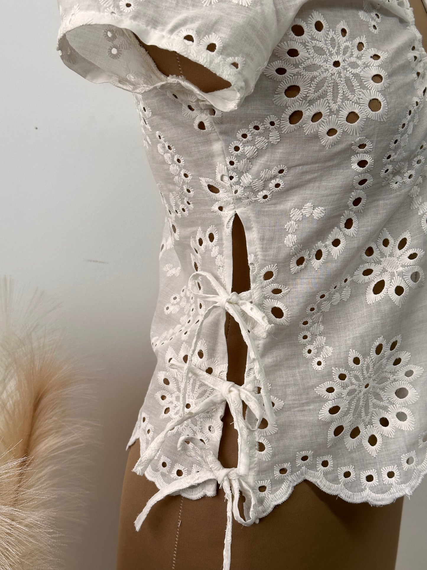 Camicia smanicata in pizzo Sangallo cut-off