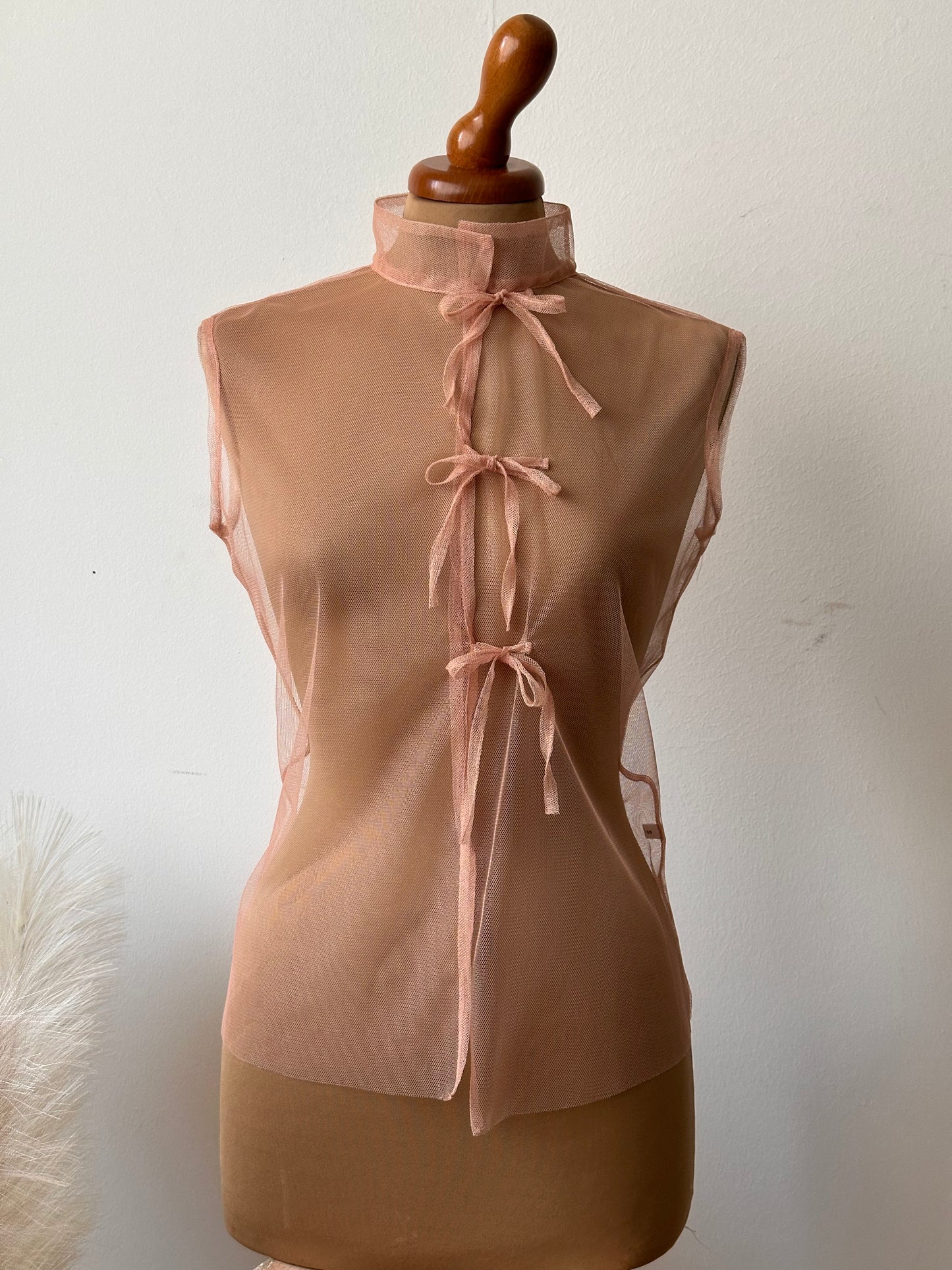 Top smanicato in tulle (luce)