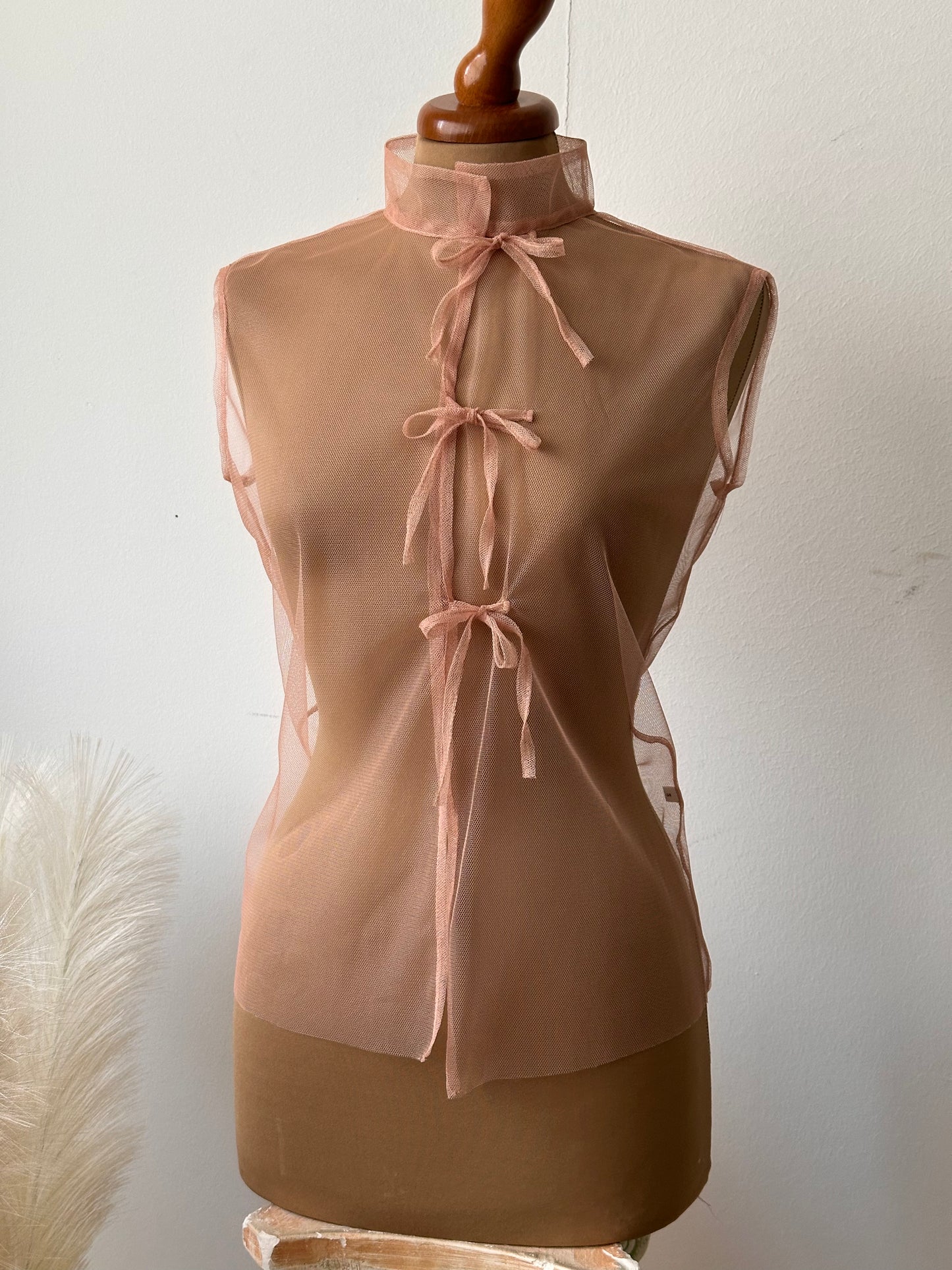 Top smanicato in tulle (luce)