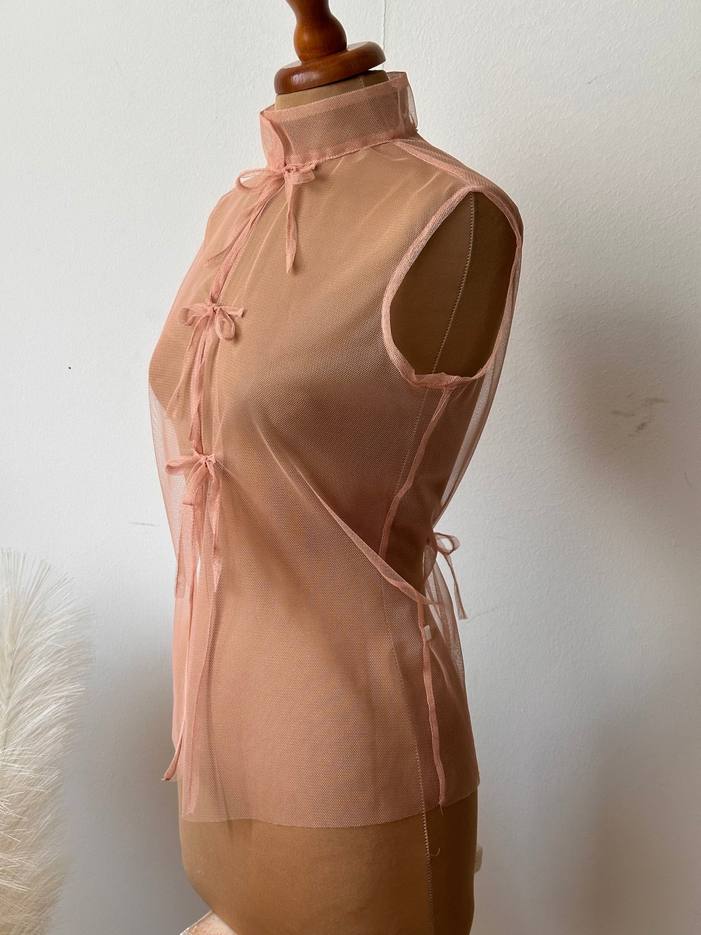 Top smanicato in tulle (luce)