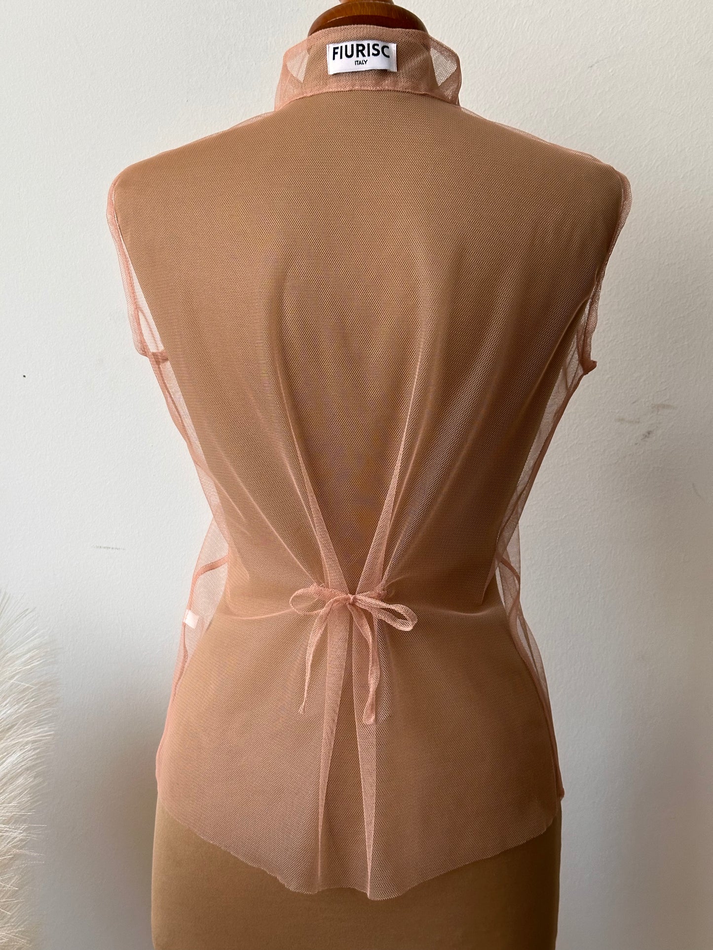Top smanicato in tulle (luce)