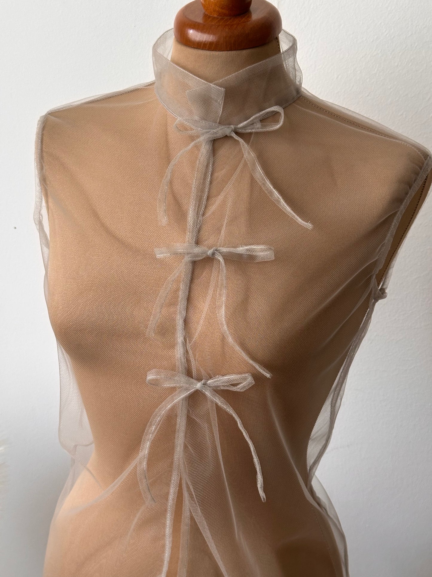 Top smanicato in tulle (cenere)
