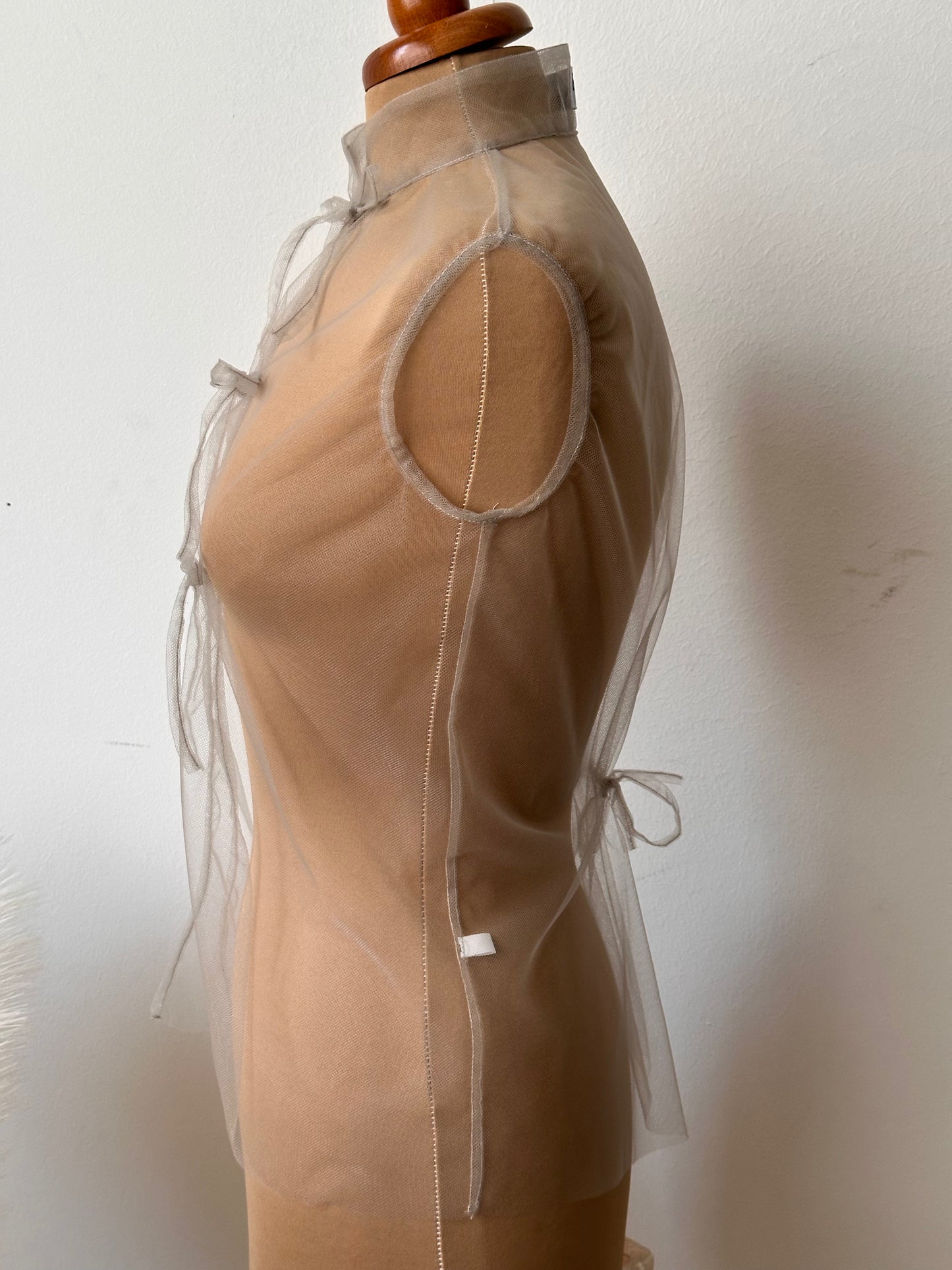Top smanicato in tulle (cenere)